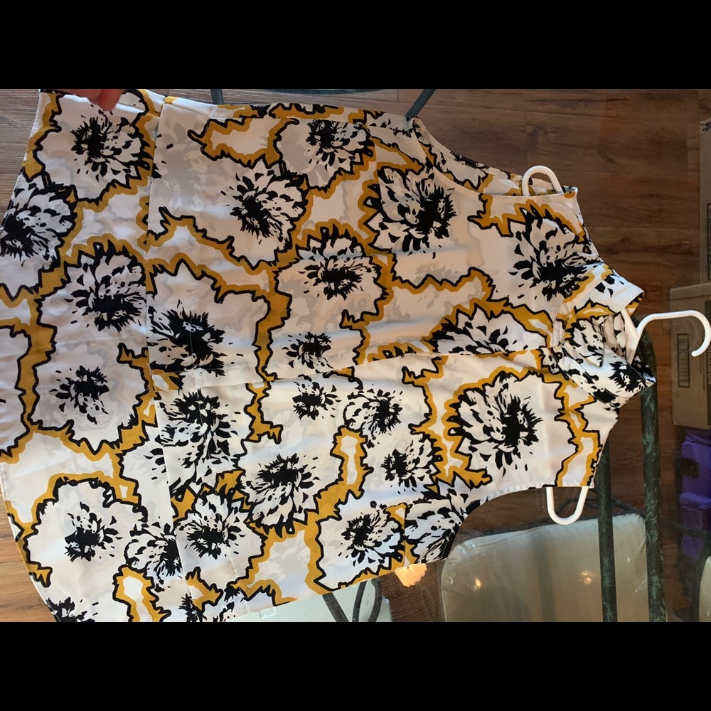 Polyester designed print sleeveless shirt